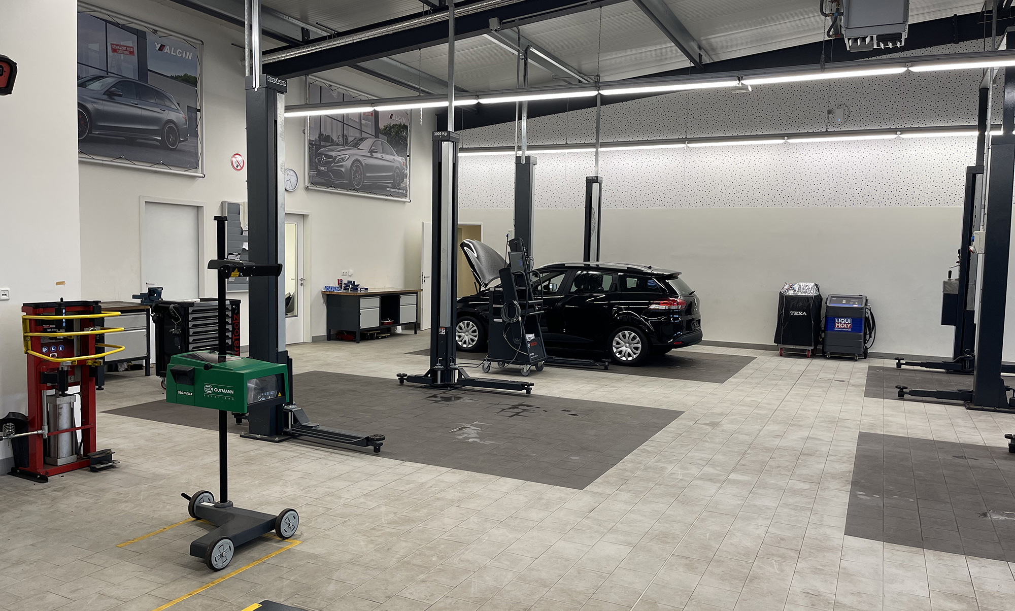 Innenansicht der Meisterwerkstatt AutoCenter Yalcin mit Arbeitsbühnen